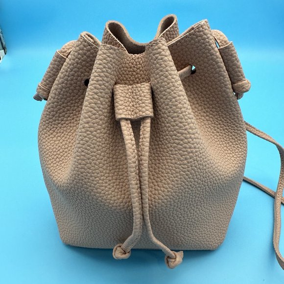 454. NWOT Macys Soft Pink Pebbled Vegan Leather Drawstring Bucket Crossbody - Picture 2 of 5